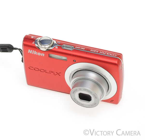 Nikon COOLPIX コンパクトデジタルカメラ　S203 Nikon CoolPix S203 10MP Red Digital Point & Shoot Camera [EXC]