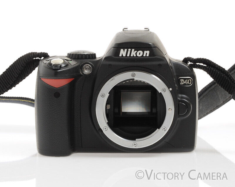 Nikon D40 Digital Camera Body with Charger -6600 Shutter Count-
