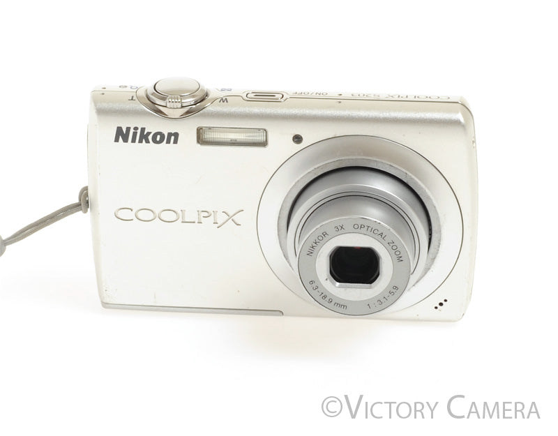 美品 Nikon COOLPIX S203 デジタルカメラ Nikon CoolPix S203 Silver Digital Point & Shoot Camera [EX]