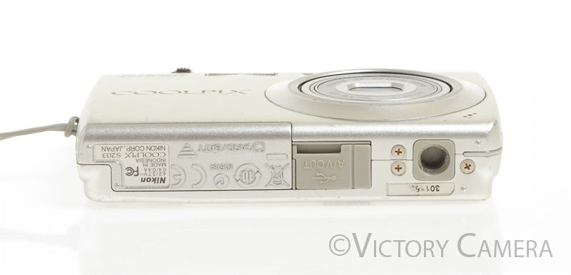 Nikon CoolPix S203 Silver Digital Point & Shoot Camera [EX]
