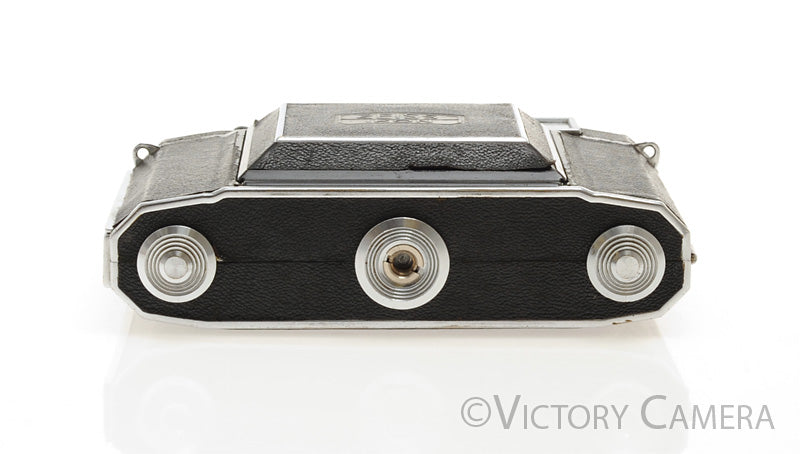 A Zeiss Ikon Super Ikonta 532/16 folding camera with Tessar 1:2.8 f=8cm lens, a Zeiss Ikon Super Iko A Zeiss Ikon Super Ikonta 532/16 folding camera with Tessar 1:2.8 f=8cm lens, a Zeiss Ikon Super Iko